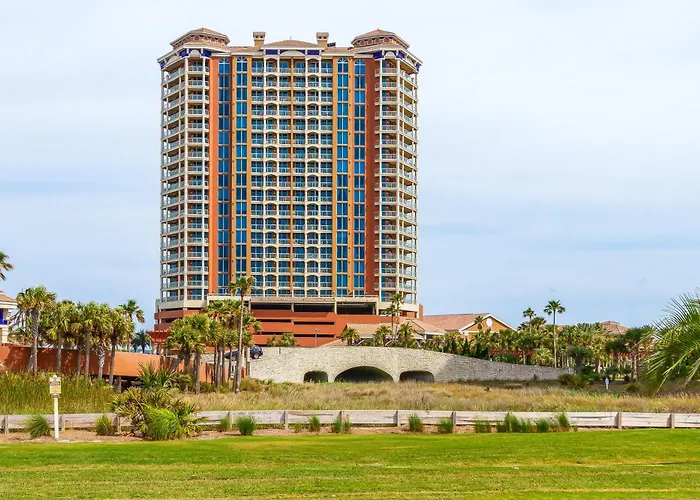 Pensacola Beach Penthouse W/ View + Pool Access!